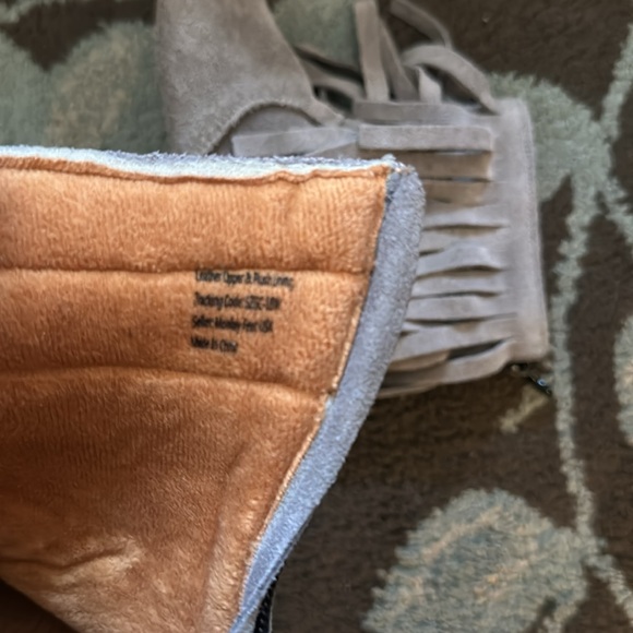 NWOT Monkey feet grey fringe boots size 3-4 years - Picture 6 of 7